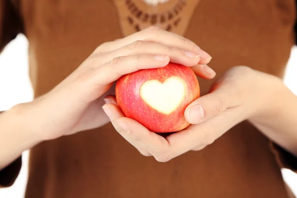 Червоне яблуко з серцем — стокове фото
