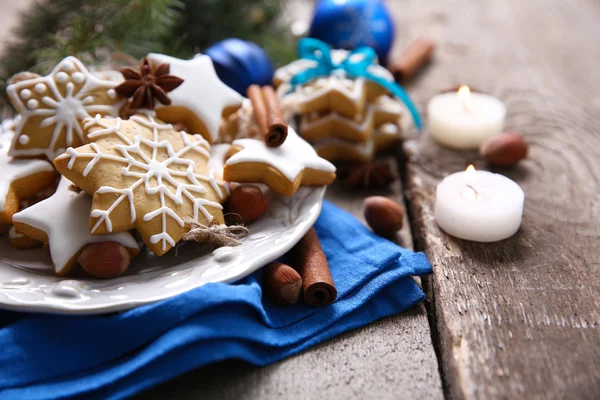 Plätzchen mit Gewürzen und Weihnachtsdekor, auf Holztisch — Stockfoto