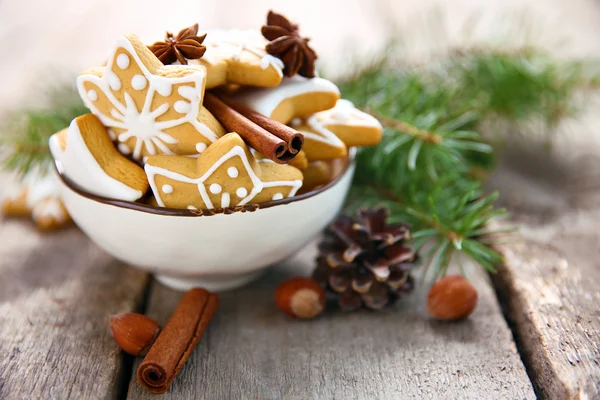 Печенье со специями и рождественским декором, на деревянном столе — стоковое фото