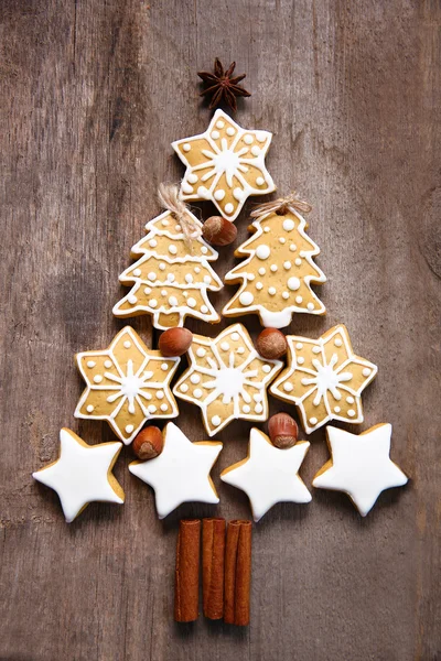 Arbre de Noël de biscuits, sur table en bois — Photo