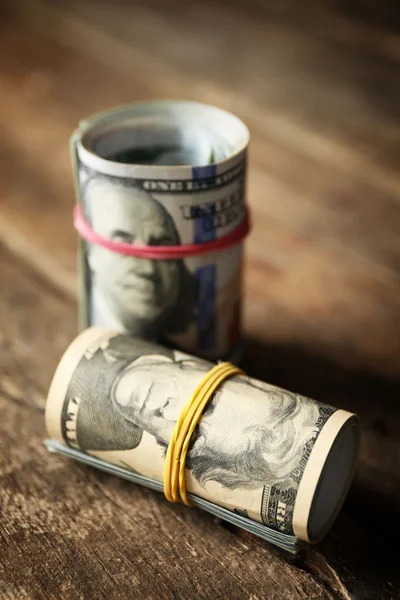 Dollari rotolo su sfondo di legno — Foto Stock