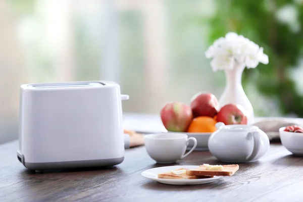 Mesa servida para el desayuno con tostadas y fruta, primer plano —  Fotos de Stock