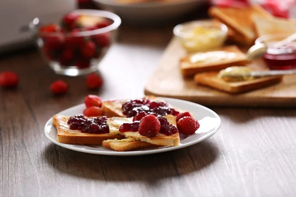 Served table for breakfast with toast and jam, close-up — Stock Photo, Image