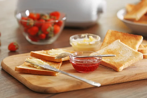 Mesa servida para pequeno-almoço com torradas e mel, close-up — Fotografia de Stock