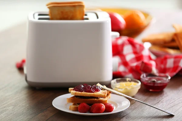 Tablo için kahvaltı tost ve reçel, yakın çekim — Stok fotoğraf