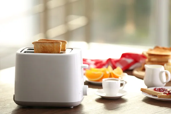 Servito tavolo per la colazione con toast e caffè, su sfondo sfocato — Foto Stock