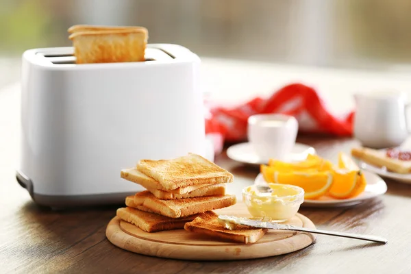 Meja sajian untuk sarapan dengan roti panggang dan kopi, dengan latar belakang kabur — Stok Foto