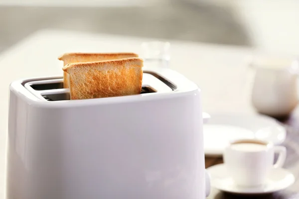 Mesa servida para café da manhã com torrada e café, em fundo embaçado, close-up — Fotografia de Stock