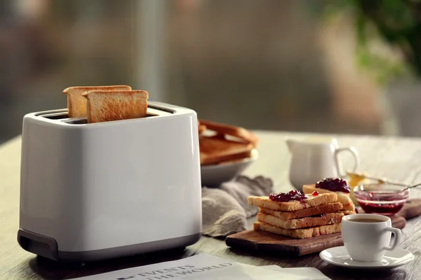 Обідній стіл на сніданок з тостами та кавою, на розмитому фоні — стокове фото