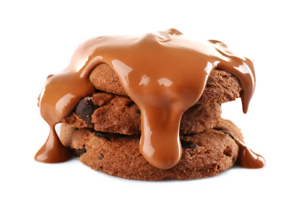 Шоколад наливают на печенье, изолированное на белом — стоковое фото