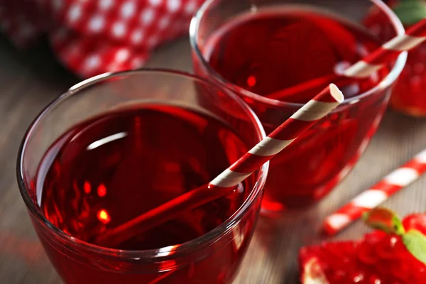 Dois copos de suco saboroso e fruta granada, na mesa, close-up — Fotografia de Stock