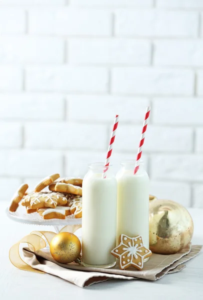 Schöne Komposition mit Weihnachtsgebäck und Milch — Stockfoto