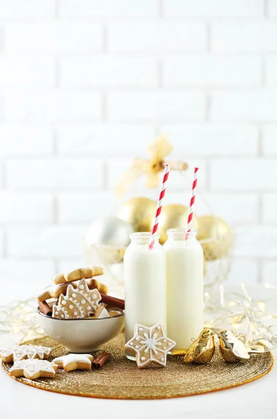 Schöne Komposition mit Weihnachtsgebäck und Milch — Stockfoto