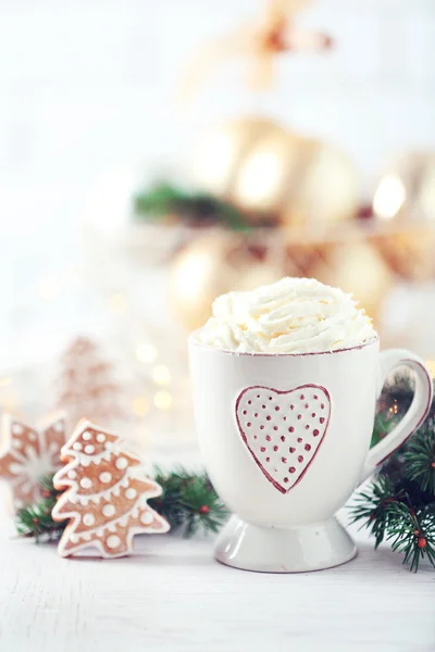 Hermosa composición con taza de capuchino y galletas de Navidad —  Fotos de Stock