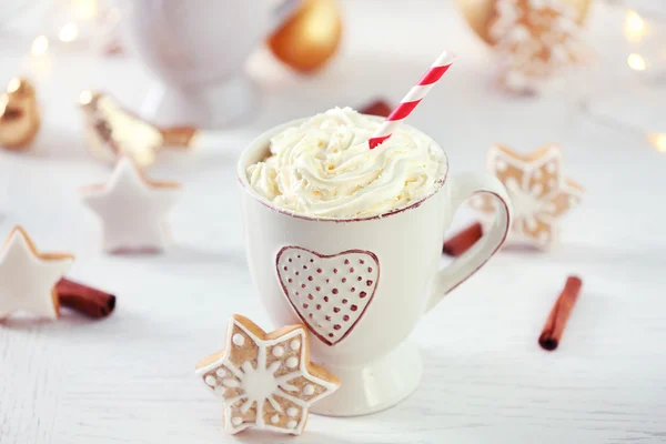 Bela composição com xícara de cappuccino e biscoitos de Natal — Fotografia de Stock