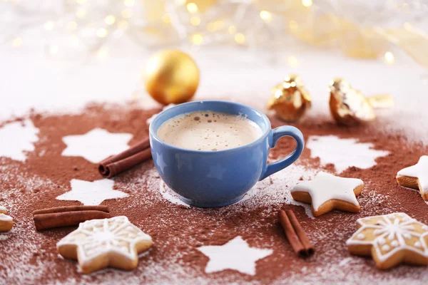 Bela composição com xícara de cappuccino e biscoitos de Natal — Fotografia de Stock