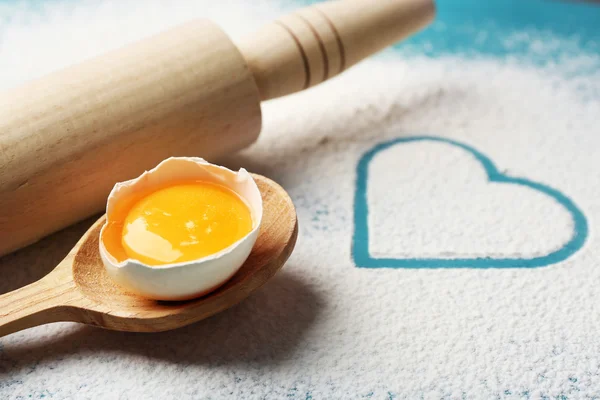 Harten van meel en deegrol, houten lepel op een houten achtergrond kleur — Stockfoto