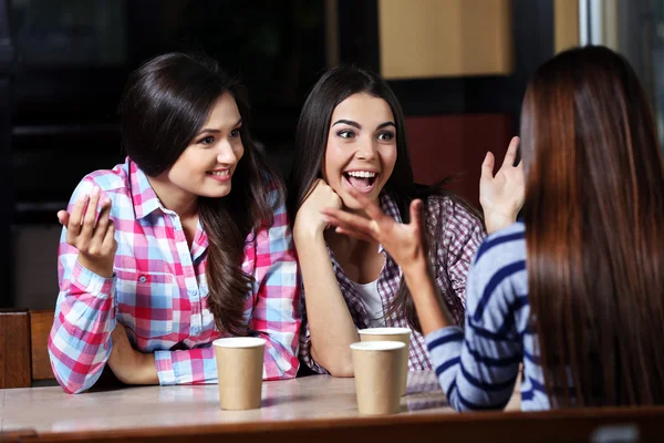 Schöne Mädchen im Café — Stockfoto