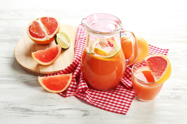 Citrus juice and fresh fruits — Stock Photo, Image