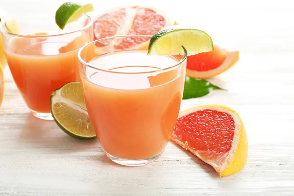 柑橘类果汁和新鲜水果 — 图库照片