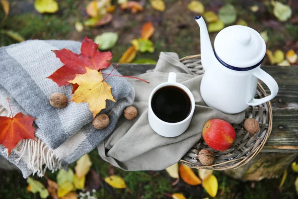 Bank met theepot, vruchten en noten — Stockfoto