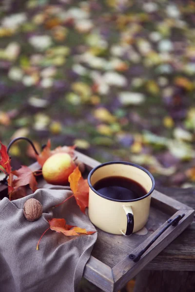 Mok van koffie, fruit en noten — Stockfoto