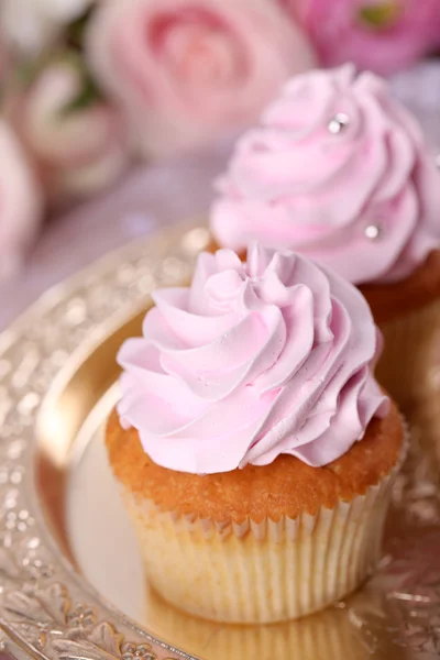 Leckere Cupcakes auf hellem Hintergrund — Stockfoto