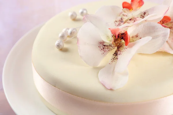 Kuchen mit Zuckerpaste Blüten, auf hellem Hintergrund — Stockfoto