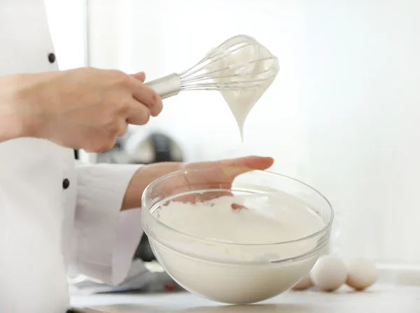 Cottura crema burrosa sulla cucina — Foto Stock