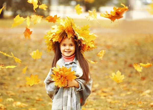 Gelukkig jong meisje in gele herfst krans in park — Stockfoto