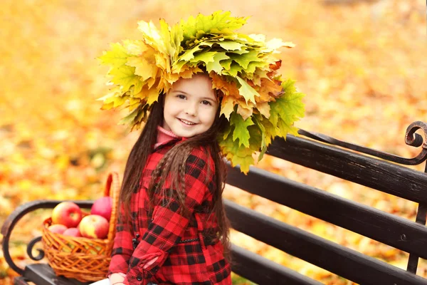 Szczęśliwa młoda dziewczyna w żółty wieniec jesień w parku — Zdjęcie stockowe