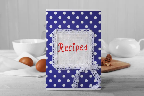 Libro de recetas en una mesa —  Fotos de Stock