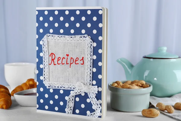 Libro de recetas en una mesa —  Fotos de Stock