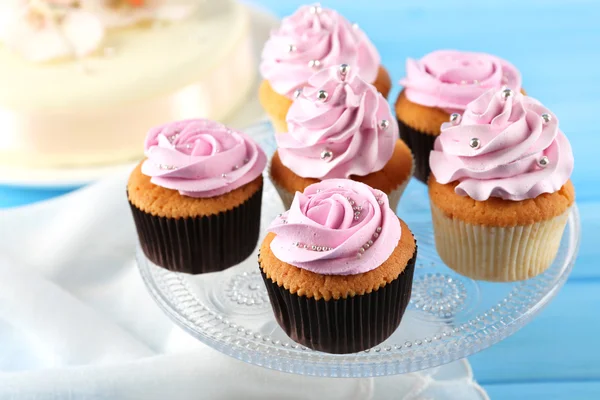 Välsmakande cupcake på färg trä bakgrund — Stockfoto