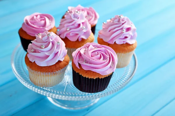 Chutné koláčky na barevné dřevěné pozadí — Stock fotografie