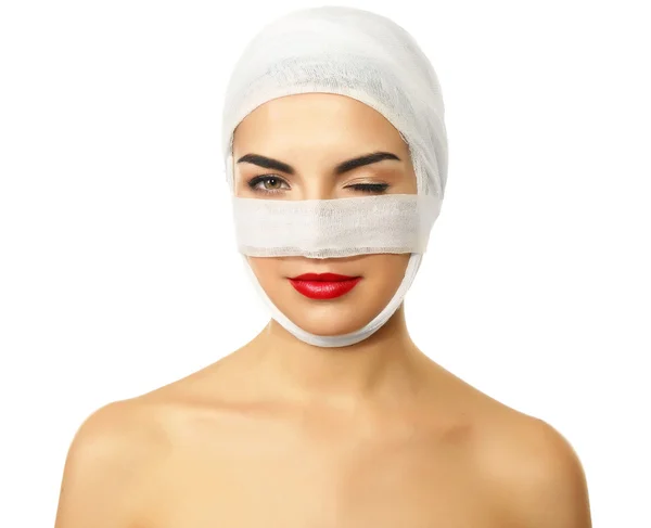 Mulher bonita com uma bandagem de gaze — Fotografia de Stock