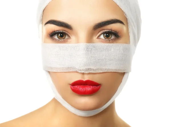 Mulher bonita com uma bandagem de gaze — Fotografia de Stock