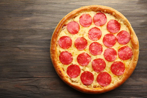 Pizza savoureuse au salami — Photo