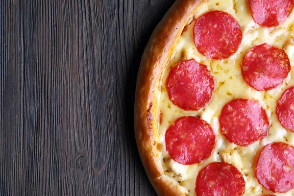 Leckere Pizza mit Salami — Stockfoto