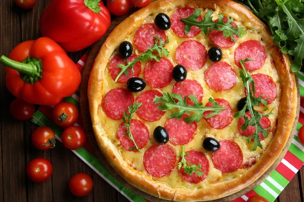 Gustosa pizza con salame — Foto Stock