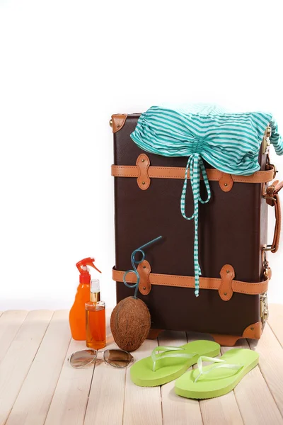夏のアイテムで小型スーツケース — ストック写真