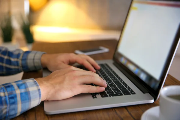 Ung man använder sin laptop, närbild — Stockfoto