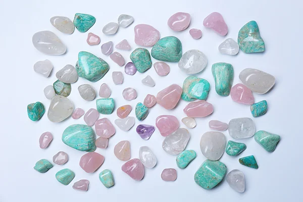 Σωρό από ορυκτές πέτρες: azonite, ροζ χαλαζίας, κρύσταλλο βράχου που απομονώνονται σε λευκό φόντο — Φωτογραφία Αρχείου