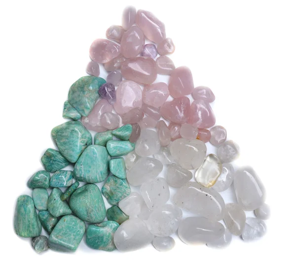 Σχήμα τριγώνου από ορυκτές πέτρες: azonite, ροζ χαλαζίας, κρύσταλλο βράχου που απομονώνονται σε λευκό φόντο — Φωτογραφία Αρχείου