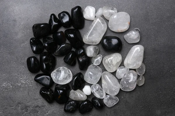 Kaya kristali ve gri arka plan üzerinde Siyah Oniks Yin yan işareti yaptı — Stok fotoğraf