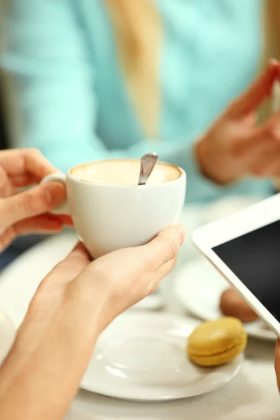 Donna che scatta foto di cibo nel caffè — Foto Stock