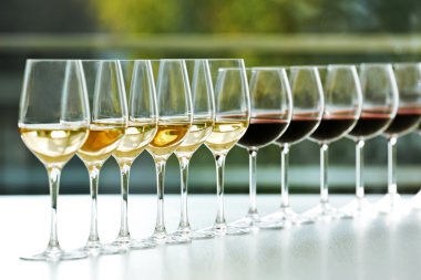 Kadehlerin beyaz ve kırmızı şarap parlak zemin üzerine ahşap tablo