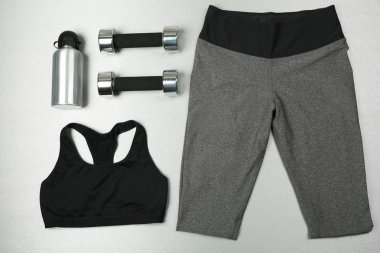 Gri arka plan üzerinde spor için ayarla 