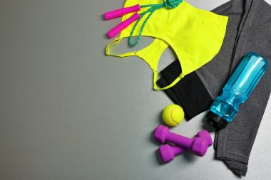 Gri arka plan üzerinde spor için ayarla 