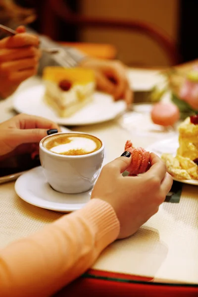 Kobiety do picia kawy w kawiarni — Zdjęcie stockowe